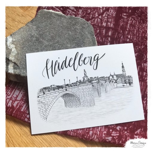 maHD02 – Lineartzeichnung der Alten Brücke in Heidelberg und einem Teil der schönen Altstadtpromenade.